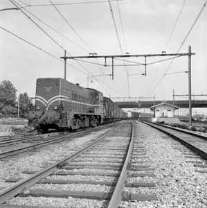 166589 Afbeelding van de diesel-electrische locomotief nr. 2233 (serie 2200/2300) van de N.S. met een goederentrein te ...
